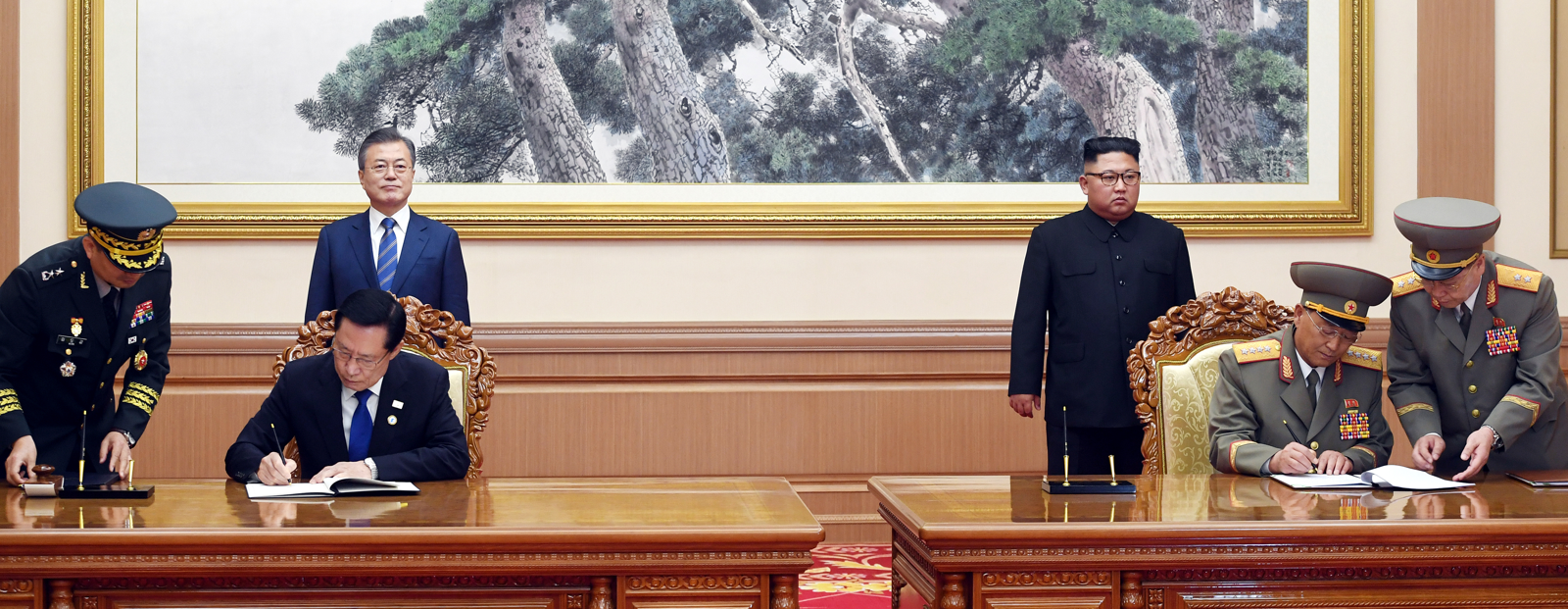 2018년 9월 19일 평양 백화원 영빈관에서 진행된 남북 군사분야 합의문 서명을 지켜보는 문재인 전 대통령과 김정은 국무위원장. 평양사진공동취재단