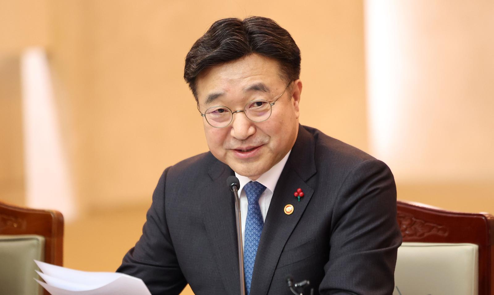 윤호중 행정안전부 장관이 12일 서울 종로구 정부서울청사에서 열린 경찰청 및 산하기관(경찰공제회, 총포화약안전기술협회, 한국도로교통공단) 업무보고에서 모두발언을 하고 있다. 2026.01.12 서울=뉴시스