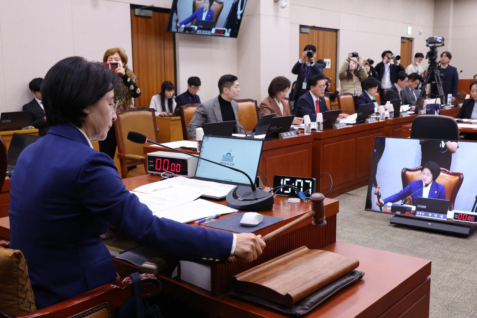추미애 위원장이 12일 서울 여의도 국회에서 열린 법제사법위원회 전체회의에서 의사봉을 두드리고 있다. 2026.1.12 뉴스1