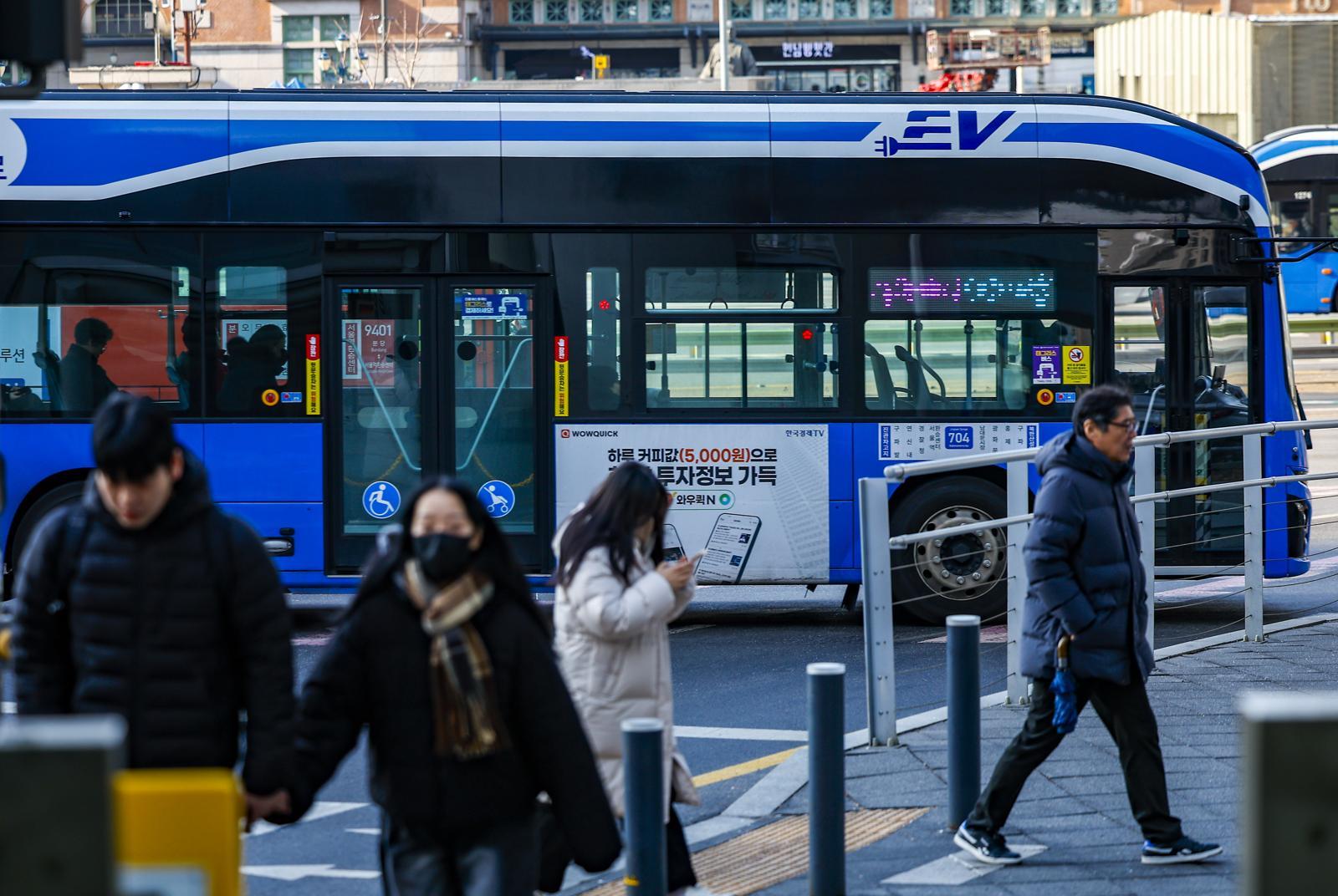 통상임금 쟁점을 두고 사측과 1년 간 첨예하게 대립해온 서울 시내버스 노조가 총파업 예고일을 하루 앞둔 12일 서울 중구 서울역버스환승센터에 버스가 오가고 있다.  서울=뉴시스