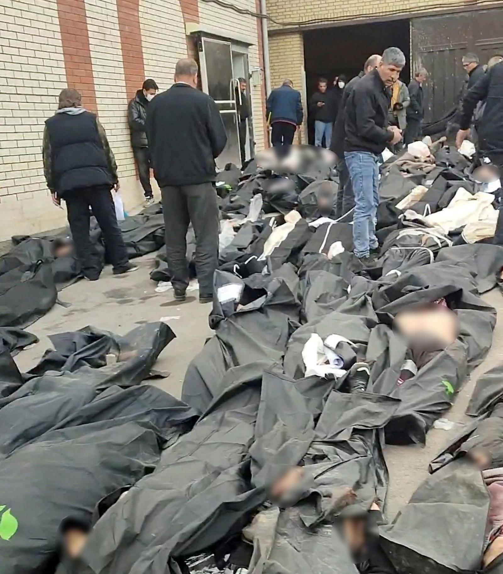 11일(현지 시간) 이란 수도 테헤란 남부 카리자크 지역 법의학 의료센터에 시신들이 쌓여 있다. 영국에 본부를 둔 이란 반체제 매체 이란인터내셔널은 이날 반정부 시위로 해당 영안실에 약 250명의 시신이 안치됐다고 전했다. 사진 출처 X