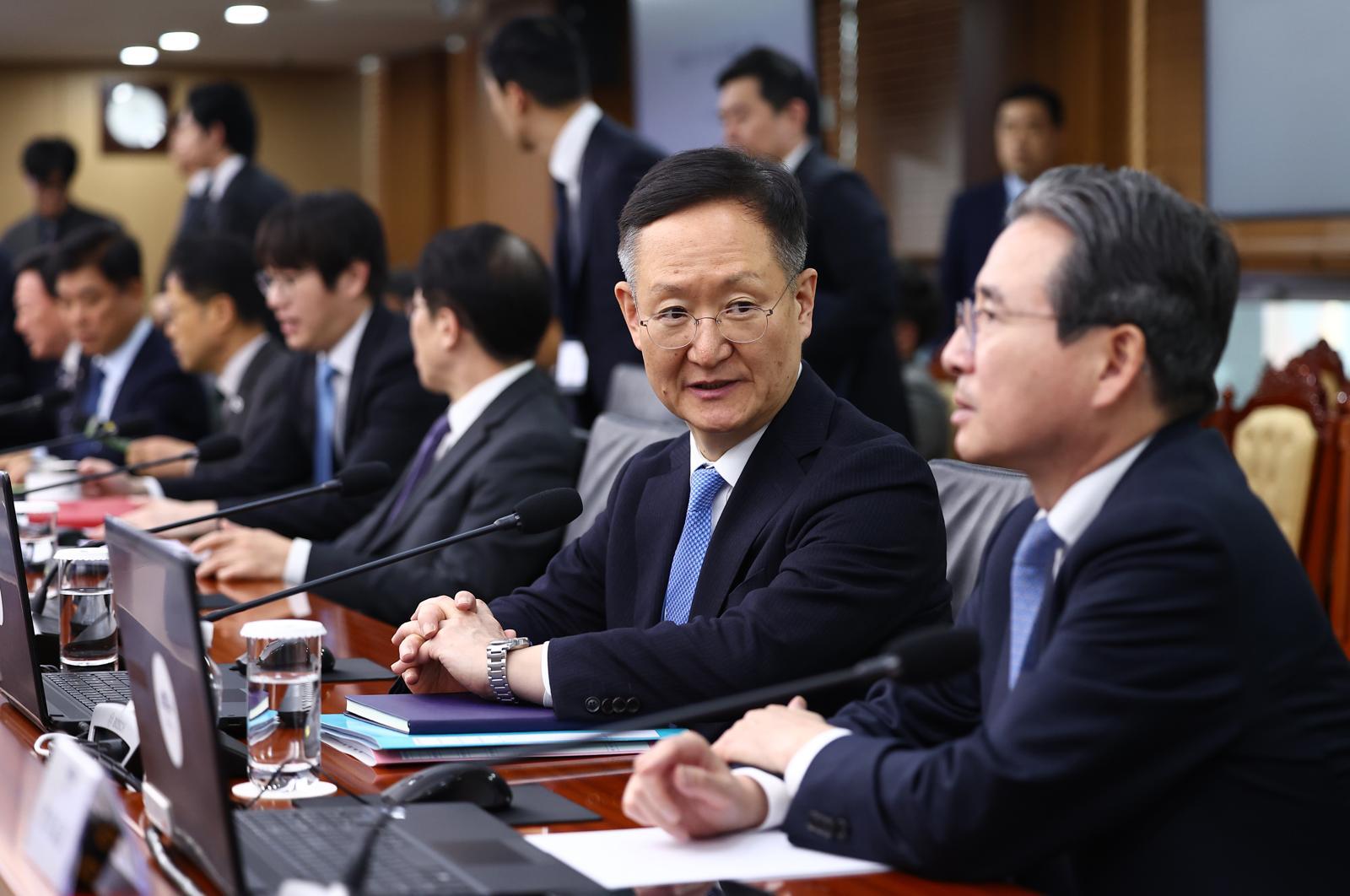 봉욱 민정수석(오른쪽 두번째)이 지난해 11월 13일 서울 용산 대통령실 청사에서 열린 수석보좌관회의에 참석해 있다. (대통령실통신사진기자단) 2025.11.13 서울=뉴시스