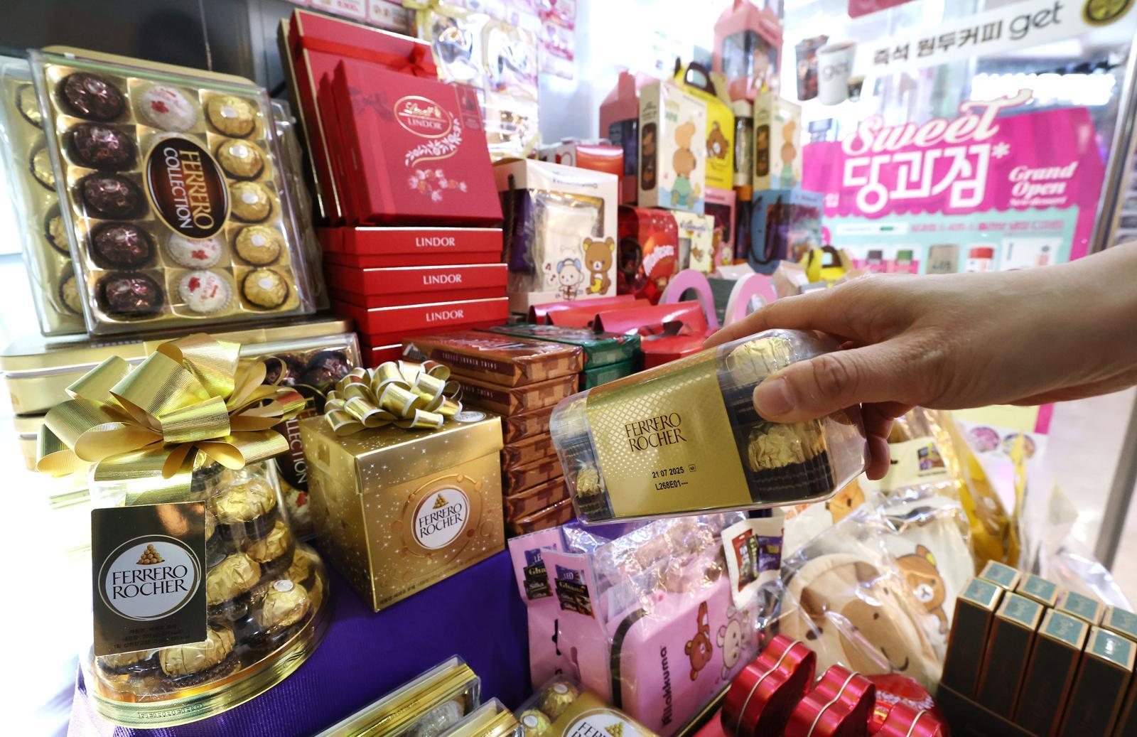 서울 시내 한 편의점에 초콜릿이 진열되어 있다.. 2025.2.14/뉴스1