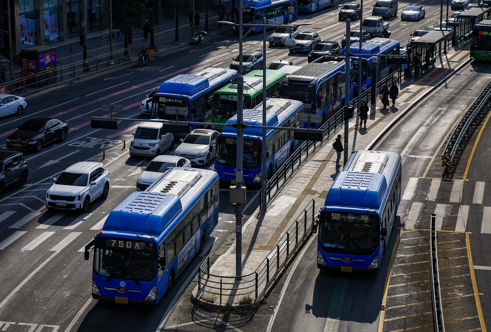 12일 서울 중구 세종대로에서 버스가 오가고 있다. 뉴시스