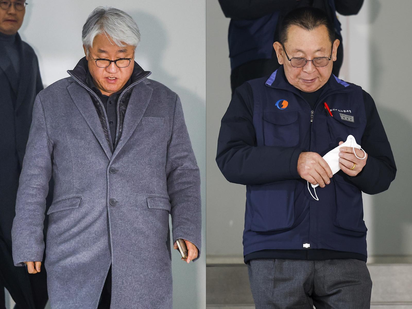 서울 시내버스 노사 협상이 최종 결렬된 13일 서울 영등포구 서울지방노동위원회에서 김정환 서울시버스운송사업조합 이사장(왼쪽)과 박점곤 전국자동차노동조합연맹 서울시버스노동조합 위원장이 이동하고 있다. 뉴시스