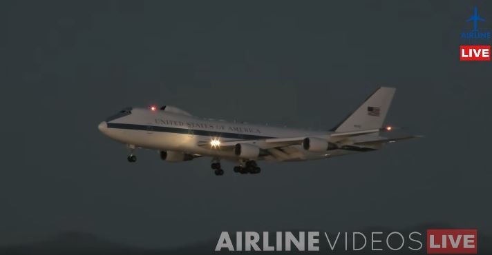 미군의 공중지휘통제기 E-4B 나이트워치 항공기가 지난 8일(현지 시간) 로스앤젤레스 국제공항(LAX)에 착륙하고 있다. AIRLINE VIDEOS 페이스북 갈무리