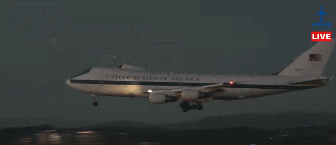 미군의 공중지휘통제기 E-4B 나이트워치 항공기가 지난 8일(현지 시간) 로스앤젤레스 국제공항(LAX)에 착륙하고 있다. AIRLINE VIDEOS 페이스북 갈무리