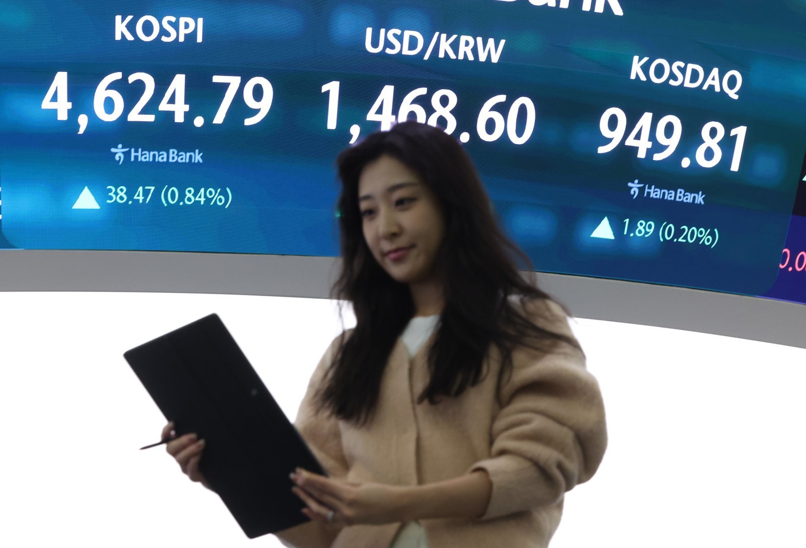 코스피가 전 거래일(4586.32)보다 38.47포인트(0.84%) 오른 4624.79에 마감한 12일 오후 서울 중구 하나은행 딜링룸에 지수가 표시돼 있다. 코스닥 지수는 전 거래일(947.92)보다 1.89포인트(0.20%) 상승한 949.81에 거래를 마쳤다. 서울 외환시장에서 원·달러 환율은 전 거래일(1457.6원)보다 10.8원 오른 1468.4원에 주간 거래를 마감했다. 2026.01.12. [서울=뉴시스]