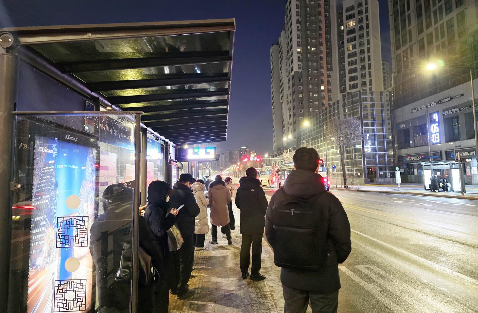 서울 시내버스가 총파업에 돌입한 13일 오전 서울 은평구 증산동의 한 버스정류장에서 시민들이 버스를 기다리고 있다. 서울 시내버스가 파업으로 멈춰 서는 것은 2024년 이후 약 2년 만이다. 2026.1.13/뉴스1