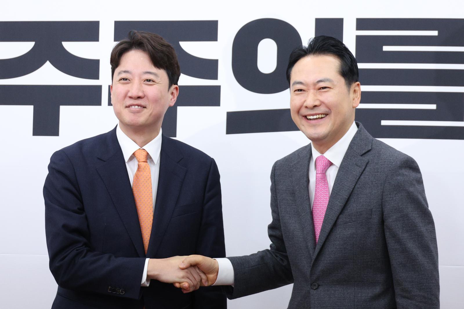 장동혁 국민의힘 대표와 이준석 개혁신당 대표가 13일 서울 여의도 국회에서 회동하고 있다. ⓒ News1