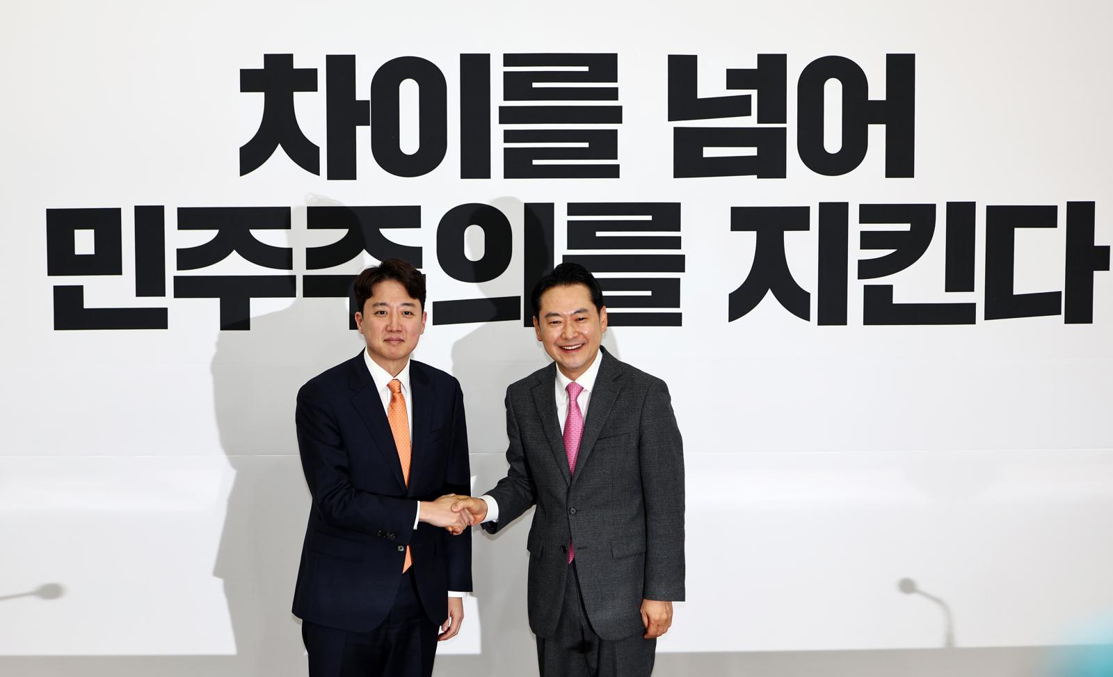 장동혁(오른쪽) 국민의힘 대표와 이준석 개혁신당 대표가 13일 오전 서울 여의도 국회에서 만나 기념촬영하고 있다. 2026.01.13. 뉴시스