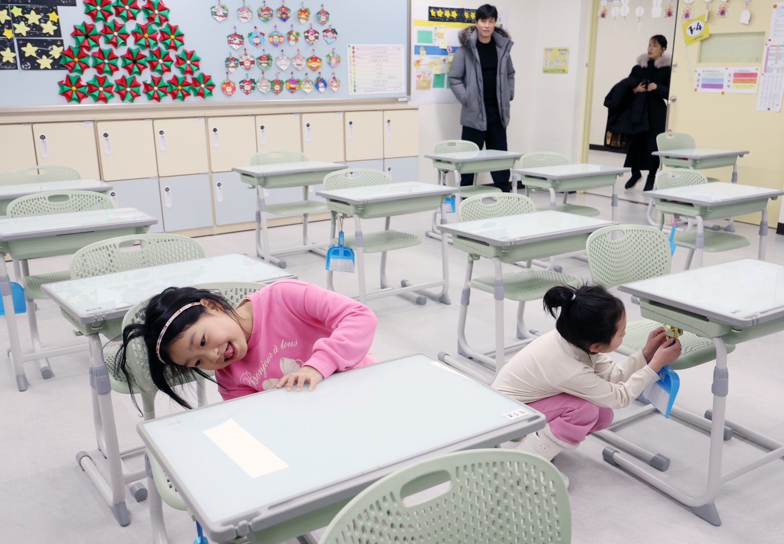 2026학년도 서울 지역 공립초등학교 신입생 예비소집이 진행된 6일 서울 강동구 위례초등학교에서 예비 초등학생들이 1학년 교실을 둘러보고 있다. 2026.01.06. 서울=뉴시스