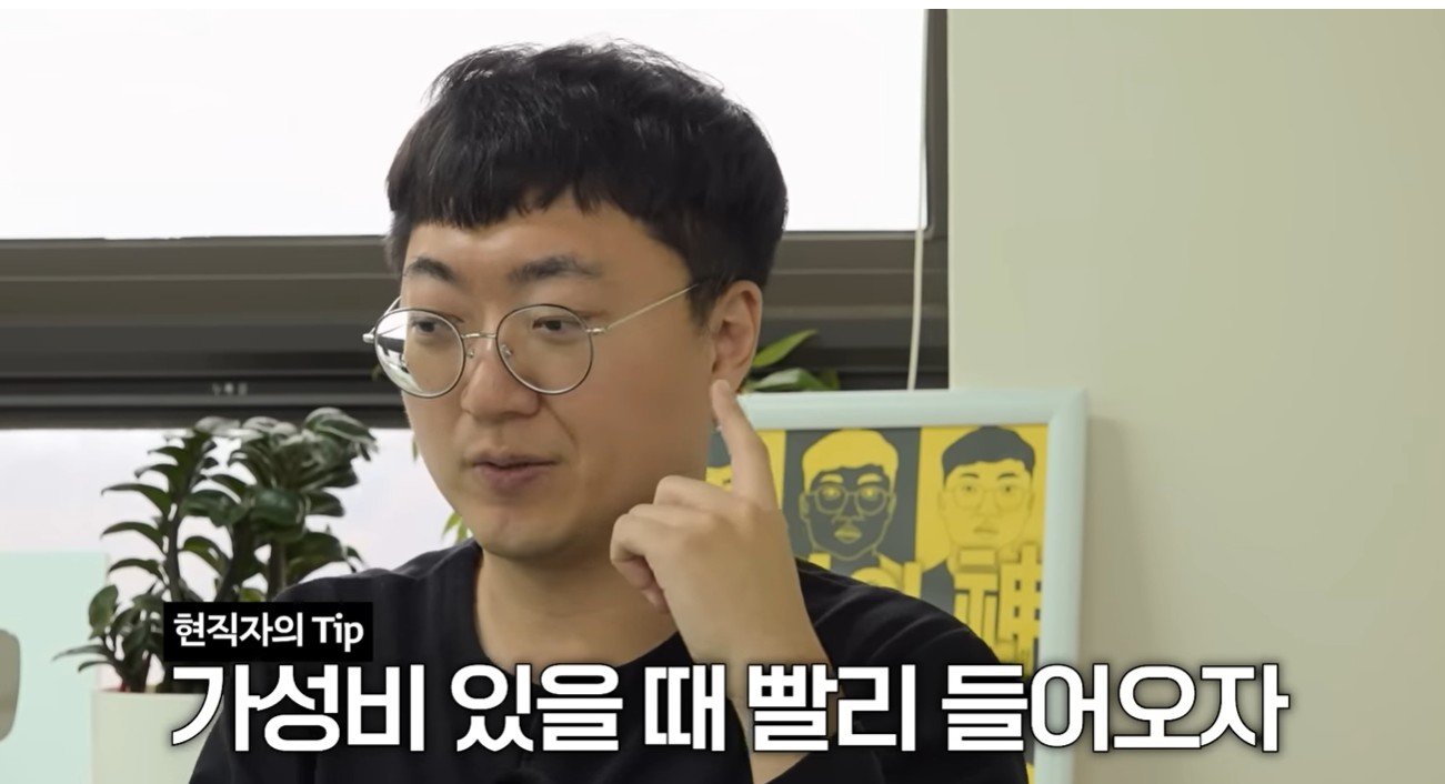 유튜브 미미미누 채널에 출연해 인터뷰를 하고 있는 충주맨 김성태 주무관. 유튜브 미미미누 채널 캡처