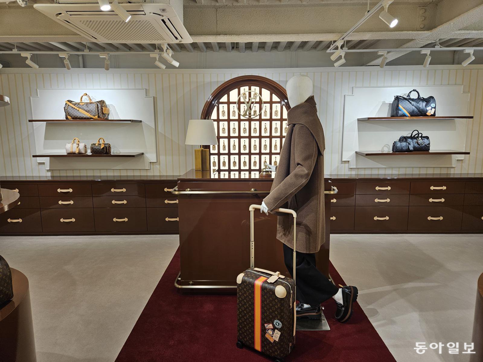 서울 강남구 도산스토어 매장 1층이 호텔 로비 콘셉트로 꾸며져 있다. 이소정 기자 sojee@donga.com