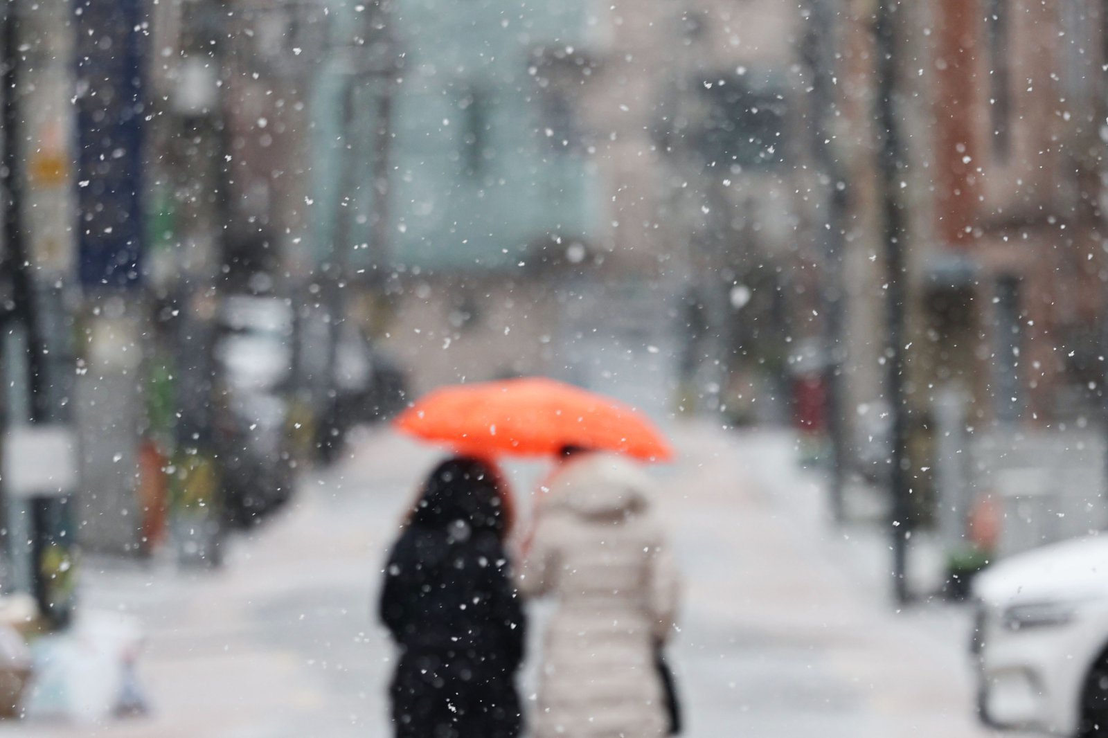 서울·인천·경기 서해안에 눈이나 비가 예보된 12일 서울 송파구 주택가에서 시민들이 눈을 맞으며 이동하고 있다. 2025.01.12 [서울=뉴시스]