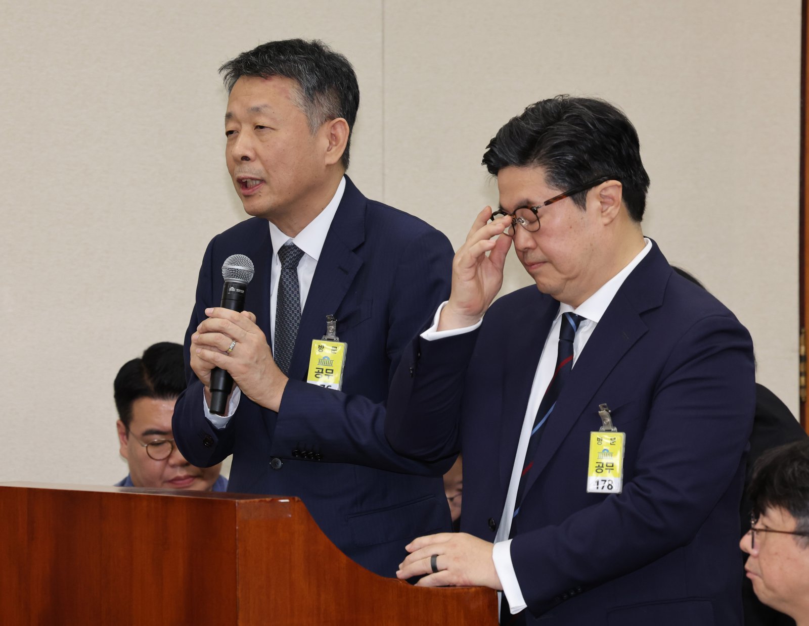 김광일 홈플러스 대표이사가 14일 오후 서울 여의도 국회에서 열린 정무위원회 국정감사에서 의원 질의에 답변하고 있다. 오른쪽은 김병주 MBK파트너스 회장. 2025.10.14 [서울=뉴시스]