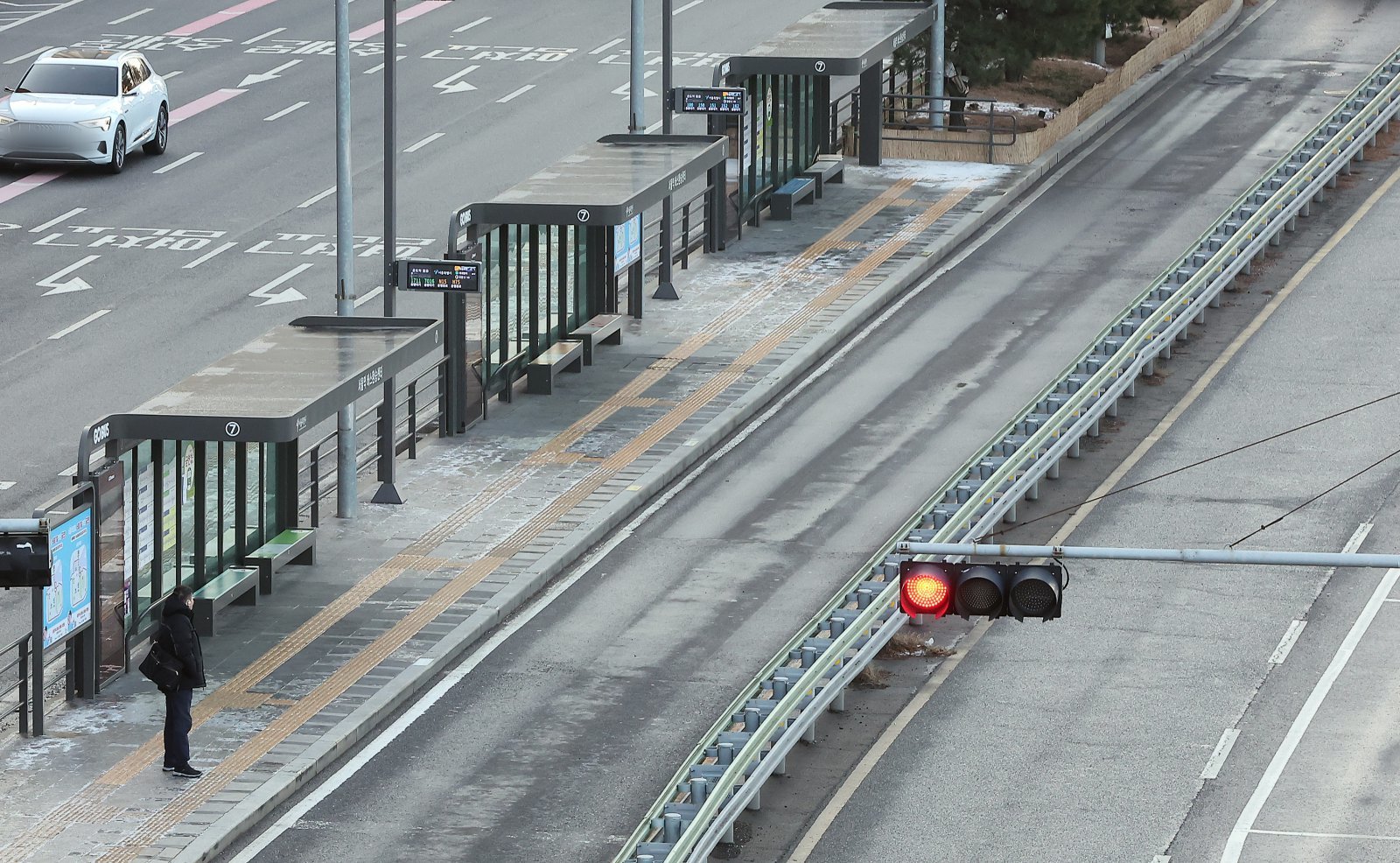 서울 시내버스가 총파업에 돌입한 13일 오전 서울역 버스환승센터 7번 한국은행·시청 방면 정류장이 한산한 모습을 보이고 있다. 서울 시내버스가 파업으로 멈춰 서는 것은 2024년 이후 약 2년 만이다. 2026.1.13/뉴스1