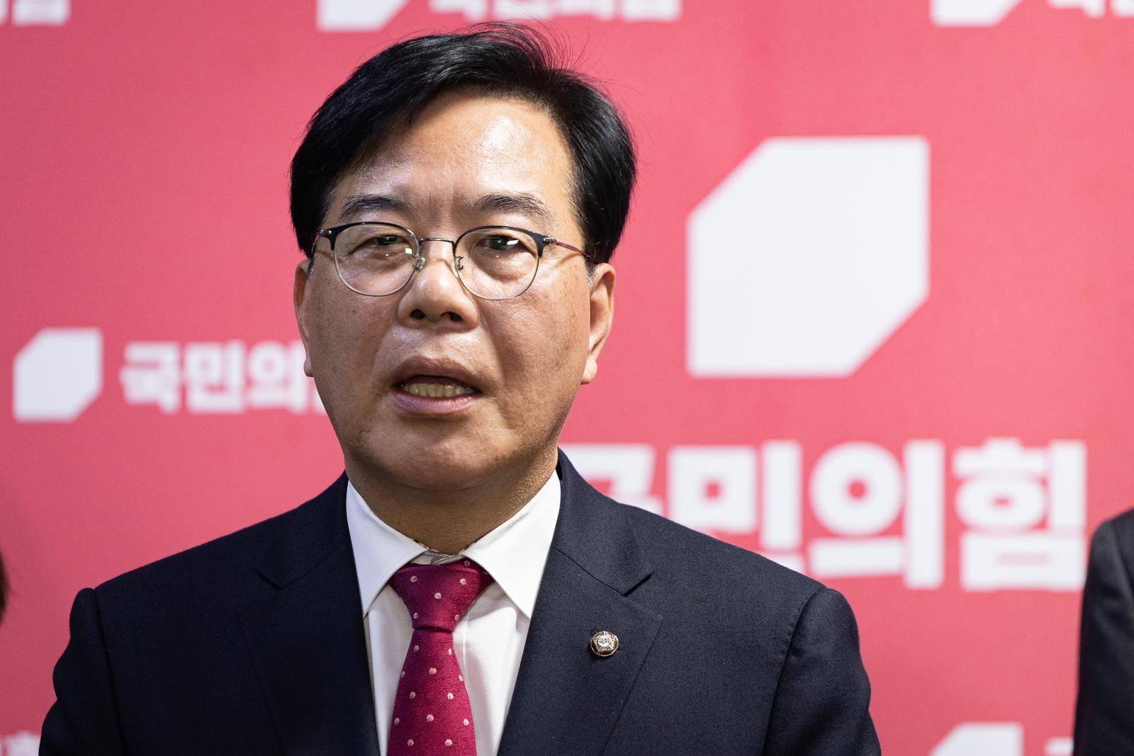 송언석 국민의힘 원내대표가 6일 서울 여의도 국회에서 현안 관련 백브리핑을 하고 있다. 뉴스1