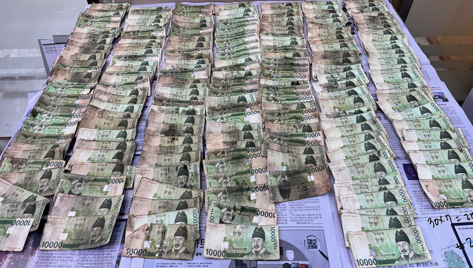 장판에 눌려 손상된 은행권 592만 원. 한국은행 제공