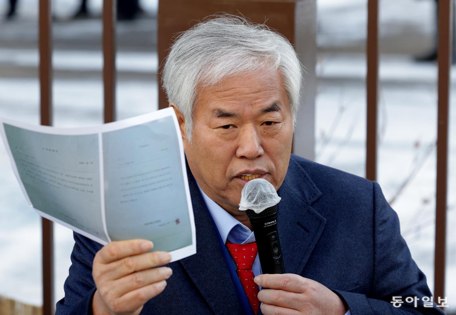 윤석열 전 대통령 탄핵 과정에서 발행한 서울서부지법 난동 사건의 배후로 의심받는 전광훈 목사가 13일 오전 서울 마포구 서울서부지법에 구속적부심 심사를 받기 위해 출두하고 있다. 전 목사는 출두에 앞서 지지자들과 기자들을 향해 입장을 밝혔다.