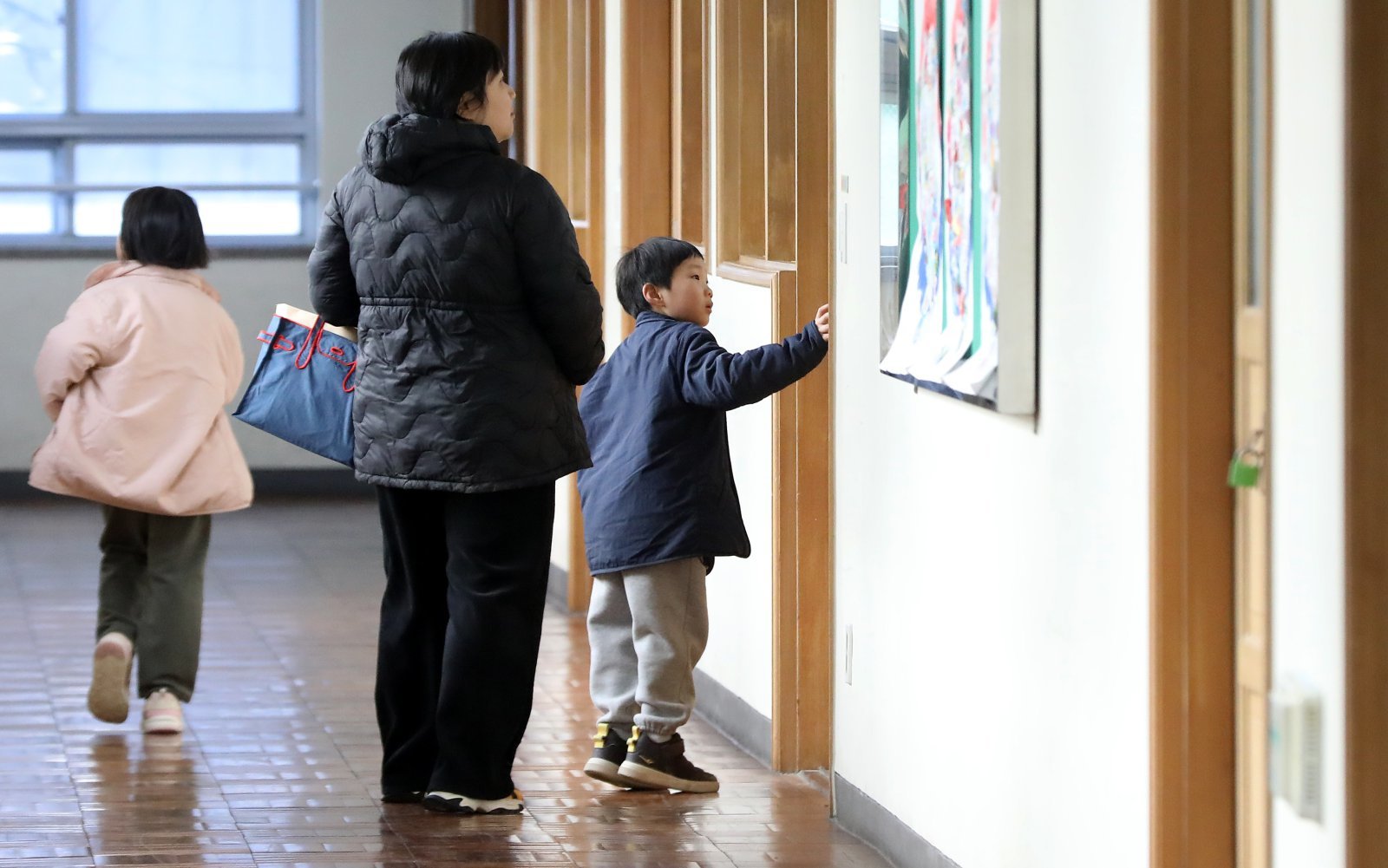 2026학년도 부산지역 공립 초등학교 신입생 예비소집이 진행된 6일 오후 부산 연제구 창신초등학교에서 예비 초등학생들이 1학년 교실을 살펴보고 있다. 2026.1.6/뉴스1