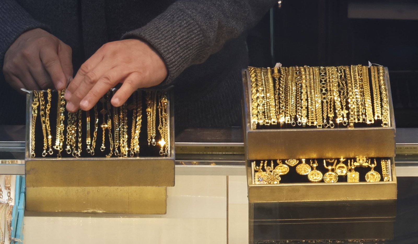 5일 오후 서울 종로구 한 귀금속상가에 금이 진열되고 있다.   미국이 군사작전을 통해 니콜라스 마두로 베네수엘라 대통령을 전격 압송하면서 국제 금 가격이 급등세를 보이고 있다. 중남미 정세를 둘러싼 지정학적 긴장이 고조되자 투자자들이 안전자산으로 자금을 이동시킨 결과로 풀이된다. 5일 블룸버그통신에 따르면 이날 오전 금 현물 가격은 전장 대비 2.1% 상승하면서 온스당 4420달러를 넘어섰다. 은 가격도 4.8% 뛰면서 귀금속 시장 전반에 매수세가 확산됐다. 2026.01.05. [서울=뉴시스]