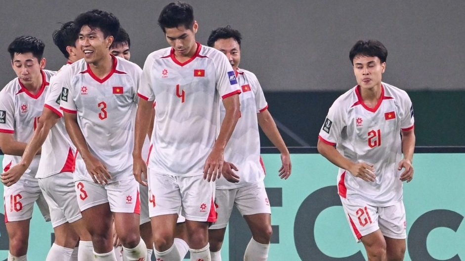 베트남 23세 이하(U-23) 축구 대표팀 선수들이 13일 사우디아라비아와의 2026 아시아축구연맹(AFC) U-23 아시안컵 조별리그 A조 최종전을 1-0 승리로 장식하며 8강 진출을 확정한 뒤 기뻐하고 있다. 김상식 감독이 이끈 베트남은 이번 대회 조별리그 3경기에서 모두 승리했다. 사진 출처 AFC 홈페이지