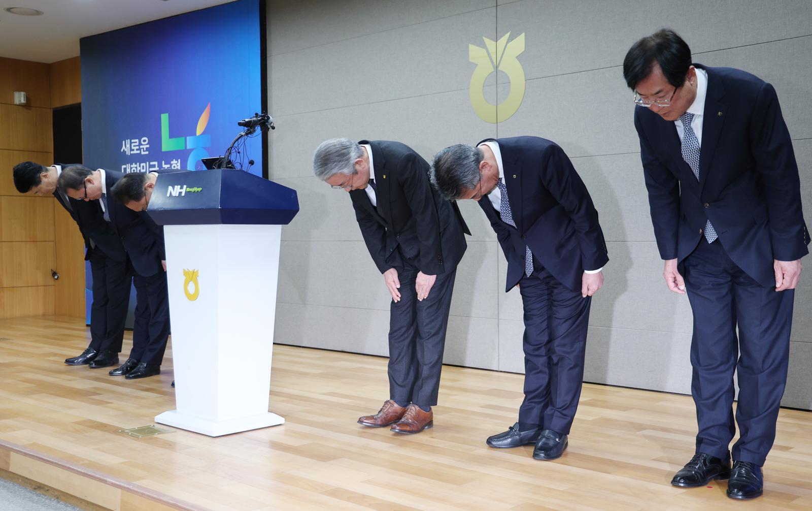 강호동 농협중앙회장과 농협 임직원들이 13일 서울 중구 농협중앙회 본관에서 대국민 사과문을 발표하기 앞서 임직원들과 고개숙여 사과 인사를 하고 있다.   농협중앙회와 농협재단은 임직원 성비위와 업무상 배임을 자체 적발하고도 이를 수사기관에 고발하지 않고, 공금으로 임직원의 형사사건 변호사비를 지원하거나 1박에 200만원이 넘는 출장비를 사용하는 등 내부통제 부실과 방만한 경비 집행 실태가 정부 감사 결과 드러났다. 2025.01.13. 뉴시스