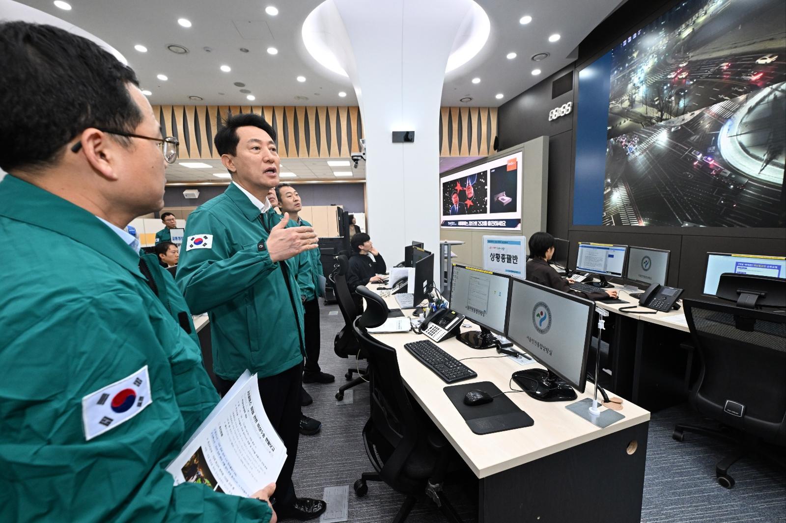 오세훈 서울시장이 서울시내버스 파업이 시작된 13일 서울시청 재난안전상황실을 찾아 비상수송대책을 점검하고 있다. 뉴시스