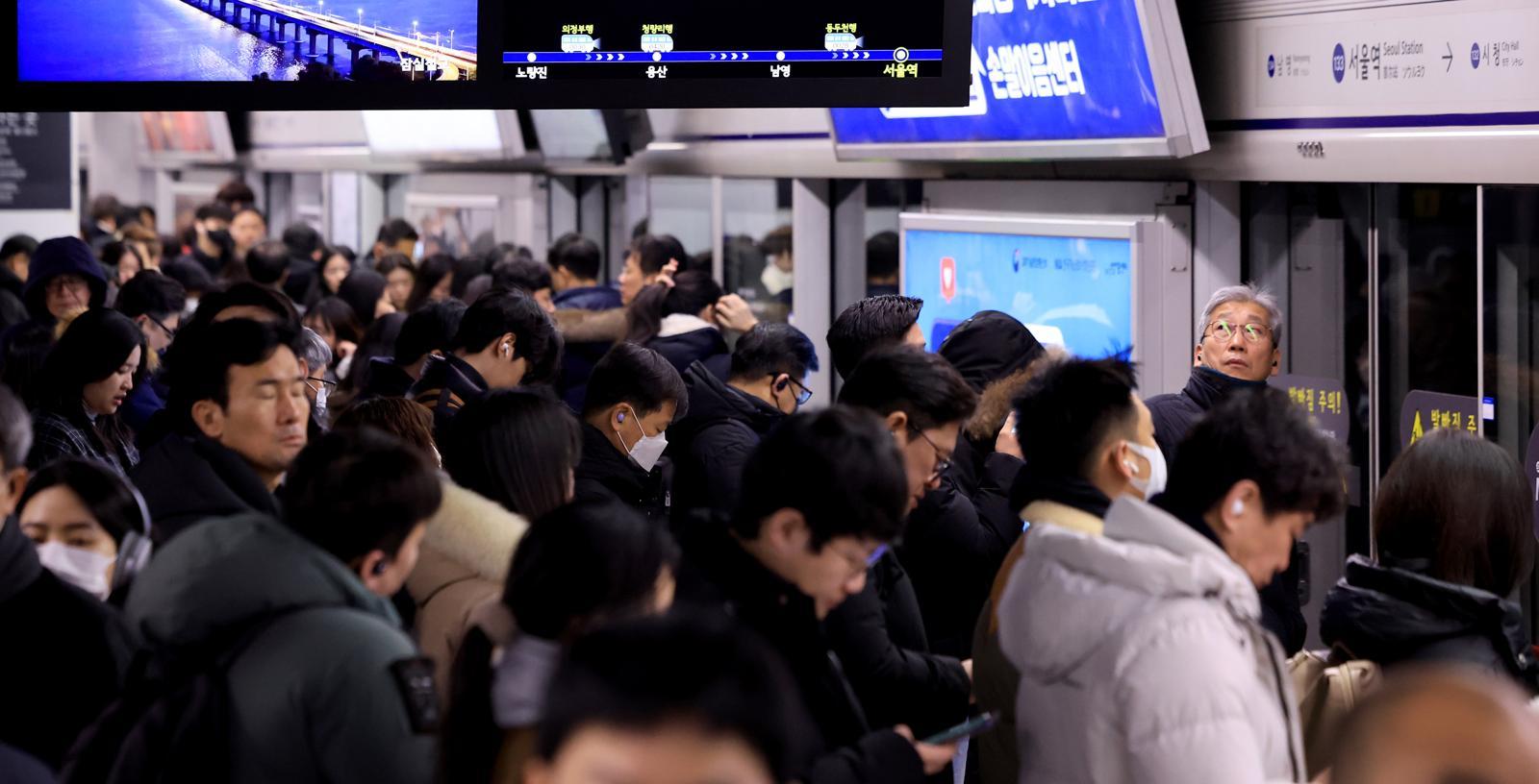 서울 시내버스 노동조합이 무기한 전면파업에 돌입한 13일 서울역에서 시민들이 지하철을 이용해 출근하고 있다. 뉴스1