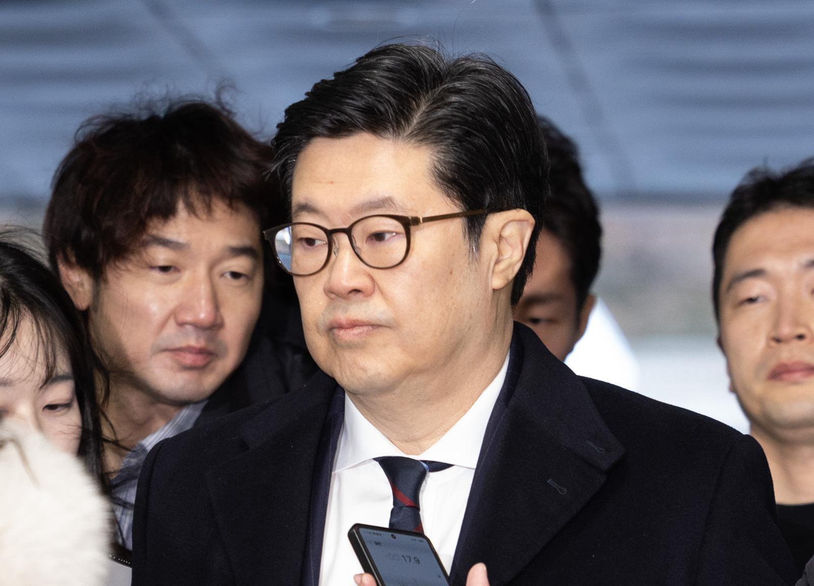 [서울=뉴시스] 홈플러스 사태와 관련해 사기와 자본시장법 위반 등 혐의를 받는 김병주 MBK파트너스 회장이 13일 오전 서울 서초구 서울중앙지방법원에서 열린 구속 전 피의자 심문(영장실질심사)에 출석하고 있다. 2026.01.13.