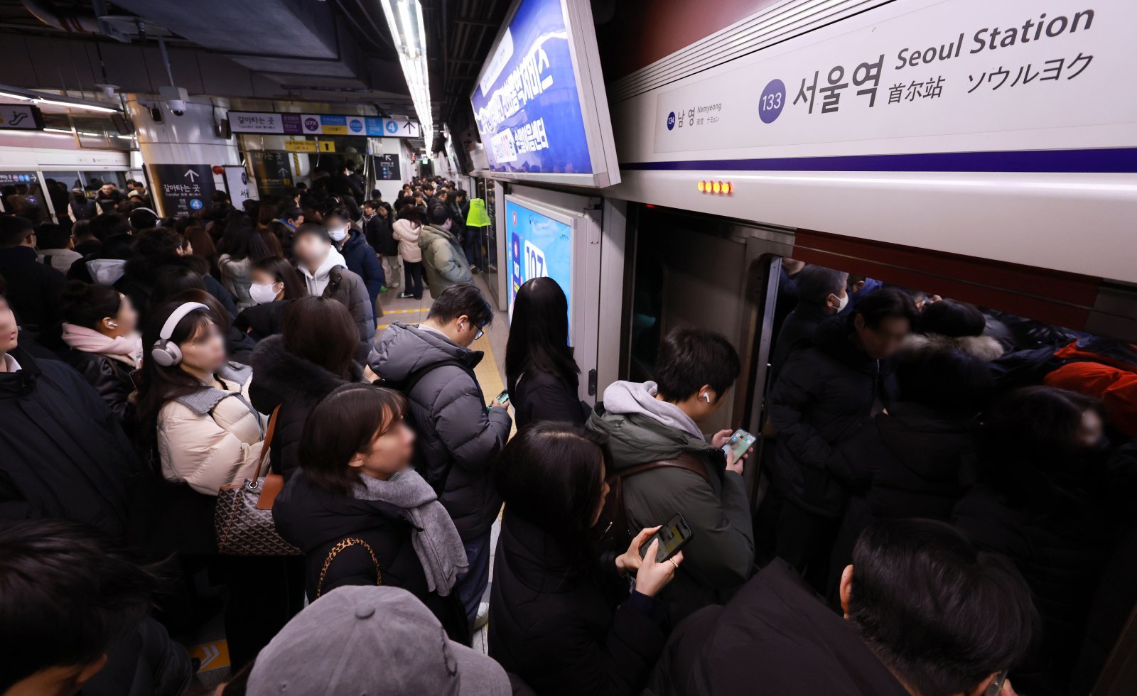 서울 시내버스 노동조합이 무기한 전면파업에 돌입한 13일 서울역에서 시민들이 지하철을 이용해 출근하고 있다. 2026.1.13/뉴스1