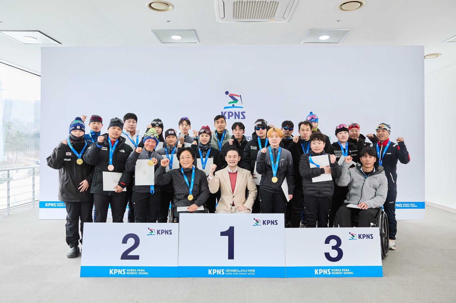 배동현 이사장(앞줄 가운데)이 수상한 선수들과 함께 단체 기념사진을 촬영하고 있다. 사진제공=BDH재단