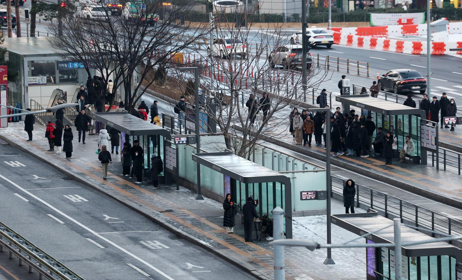 서울 시내버스노조가 총파업에 돌입한 13일 오전 서울 중구 서울역 버스환승센터에서 시민들이 버스를 기다리고 있다. 2026.01.13.[서울=뉴시스]
