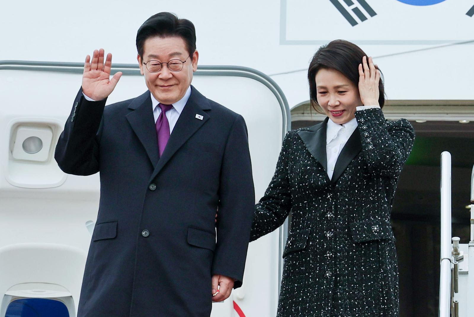 한일 정상회담을 위해 일본을 방문한 이재명 대통령과 김혜경 여사가 13일(현지 시간) 오사카 간사이 국제공항에 도착해 인사하고 있다. 2026.01.13. 뉴시스