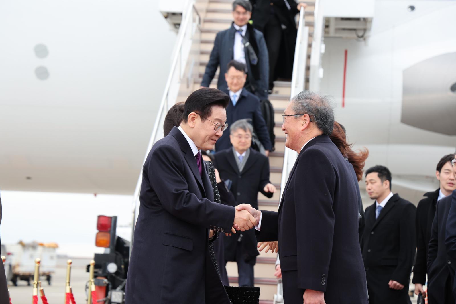 한일 정상회담을 위해 일본을 방문한 이재명 대통령이 13일(현지 시간) 오사카 간사이 국제공항에 도착해 환영 인사들과 인사하고 있다. 2026.01.13. 뉴시스