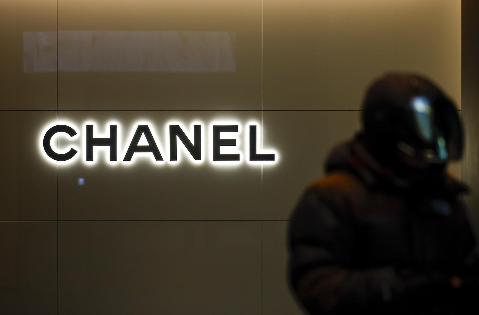 12일 서울시내 백화점 티파니앤코 광고판 앞을 시민들이 이동하고 있다.  명품 브랜드 샤넬이 국내에서 새 시즌 론칭을 앞두고 오는 13일 가방과 지갑 등 주요 제품 가격을 인상한다. 올해 들어 첫 가격 인상이다. 샤넬은 지난해에도 1월과 6월 두 차례 가격을 올렸다. 티파니앤코 역시 다음달 26일 국내 판매 제품 가격을 5~10% 상향 조정한다. 지난해 11월 이후 불과 3개월 만의 인상이다.2026.01.12 뉴시스