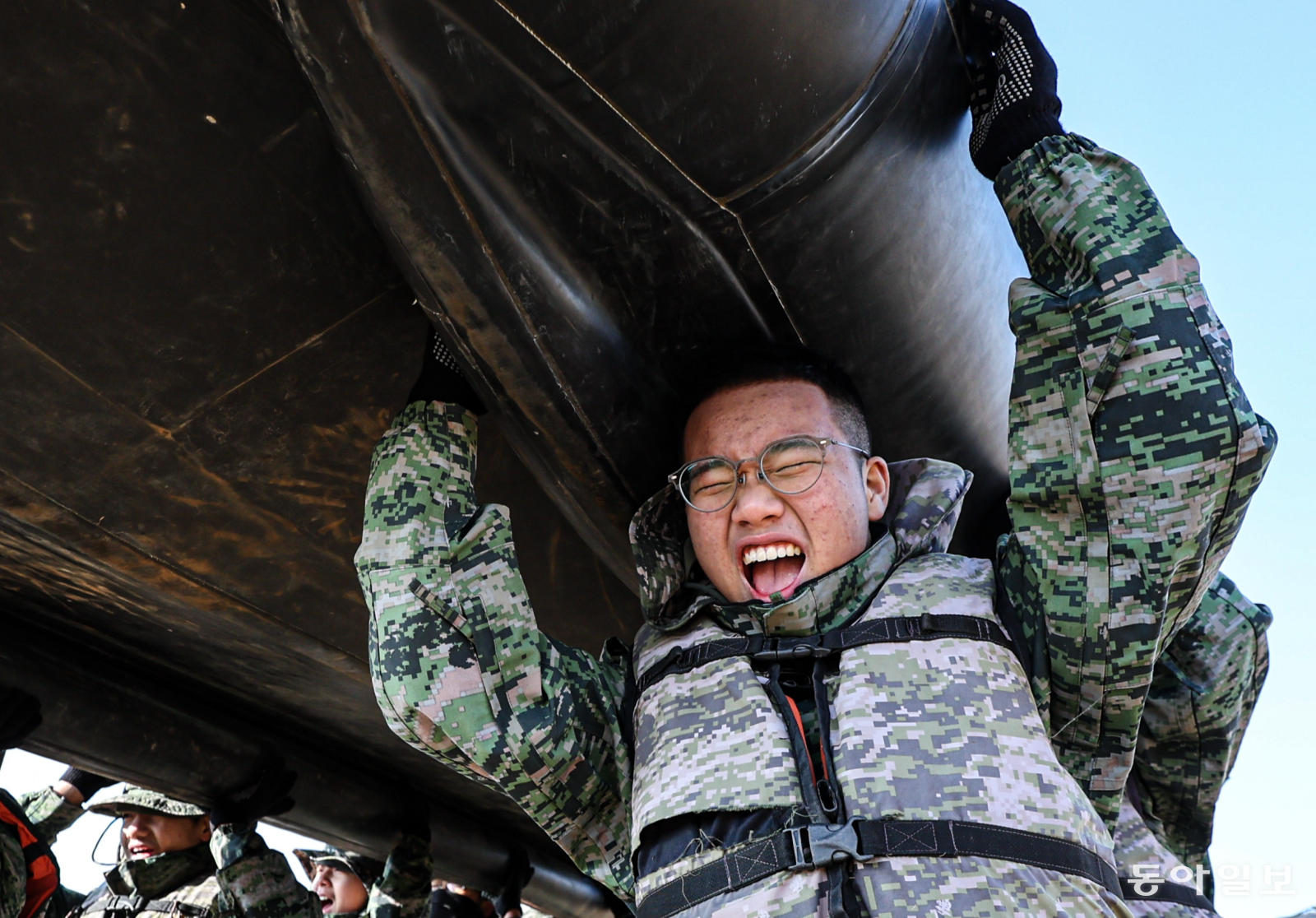 13일 오전 경북 포항시 해병대 훈련장 일대에서 열린 2026년 겨울 해병대 캠프에서 참가자들이 IBS(소형 상륙정) 도수 운반을 훈련하고 있다. 포항=이한결 기자 always@donga.com