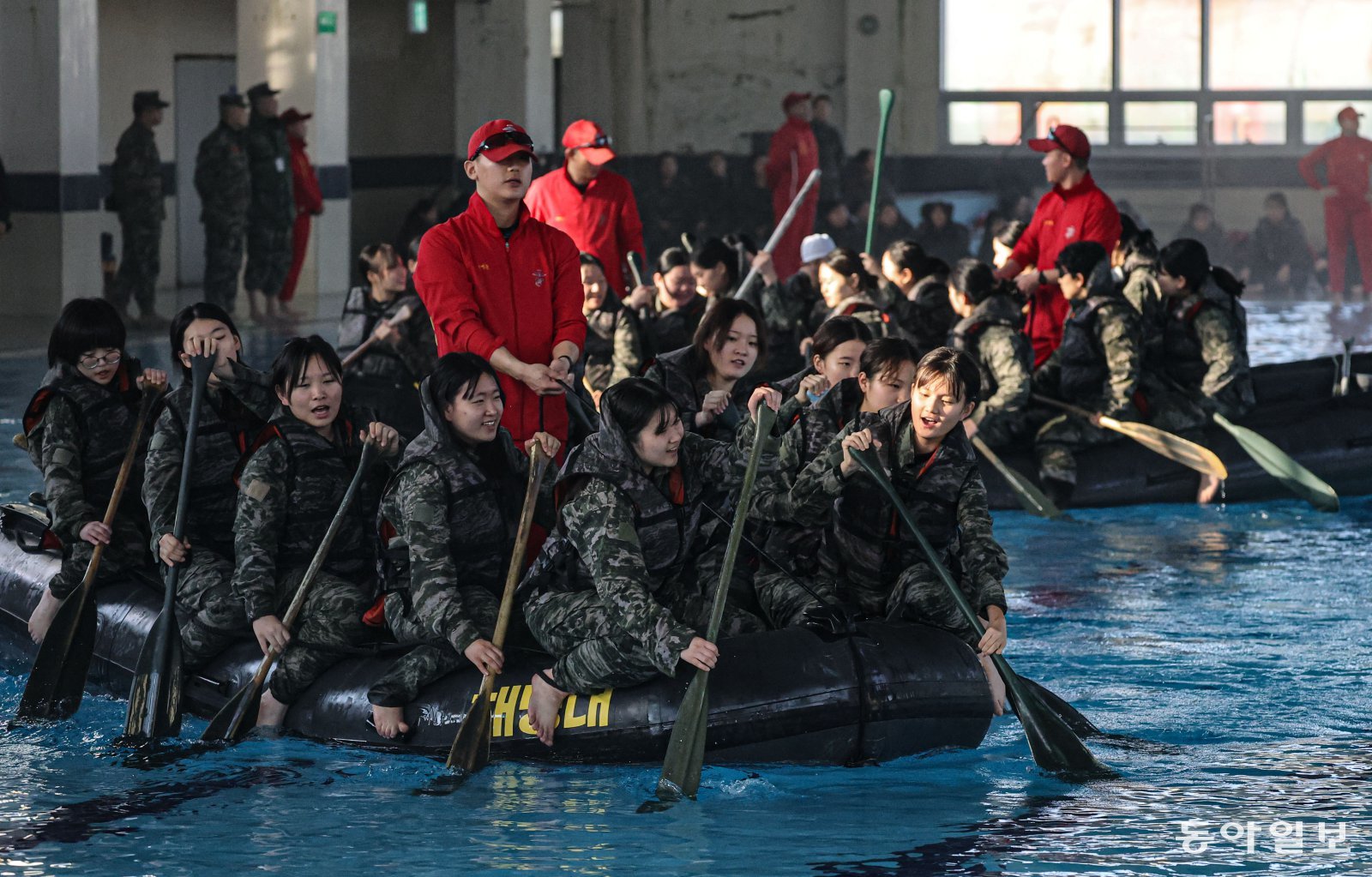 13일 오전 경북 포항시 해병대 훈련장 일대에서 열린 2026년 겨울 해병대 캠프에서 참가자들이 IBS(소형 상륙정) 체험을 하고 있다.  포항=이한결 기자 always@donga.com