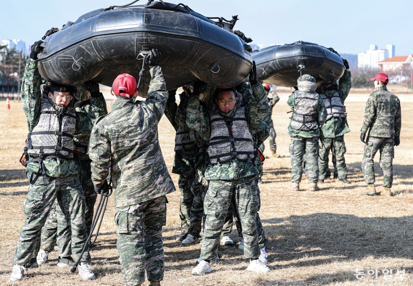 13일 오전 경북 포항시 해병대 훈련장 일대에서 열린 2026년 겨울 해병대 캠프에서 참가자들이 IBS(소형 상륙정) 도수 운반을 훈련하고 있다. 포항=이한결 기자 always@donga.com