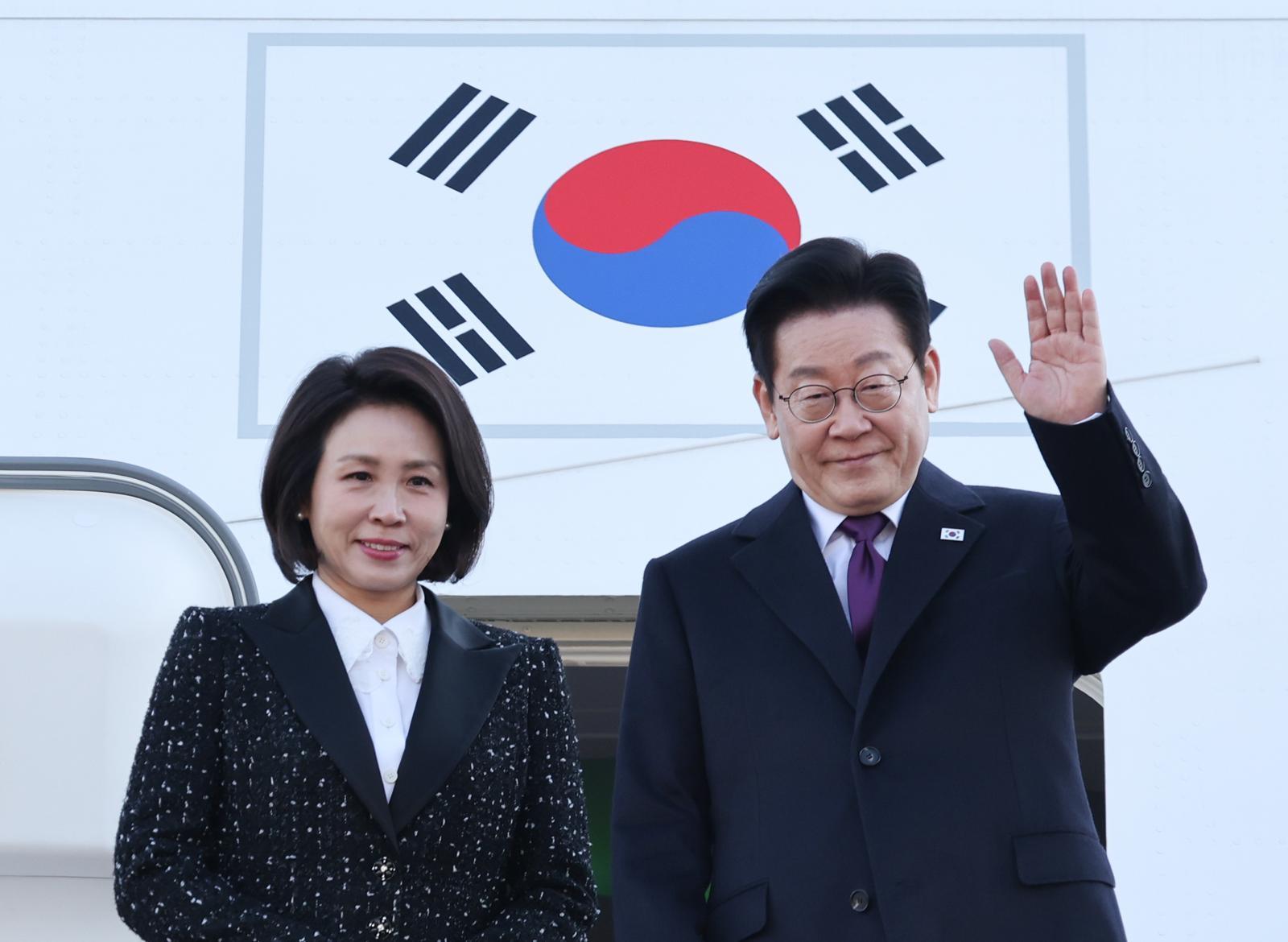 일본 순방 일정에 나선 이재명 대통령과 김혜경 여사가 13일 경기 성남 서울공항을 통해 출국하며 인사하고 있다. 2026.1.13/뉴스1