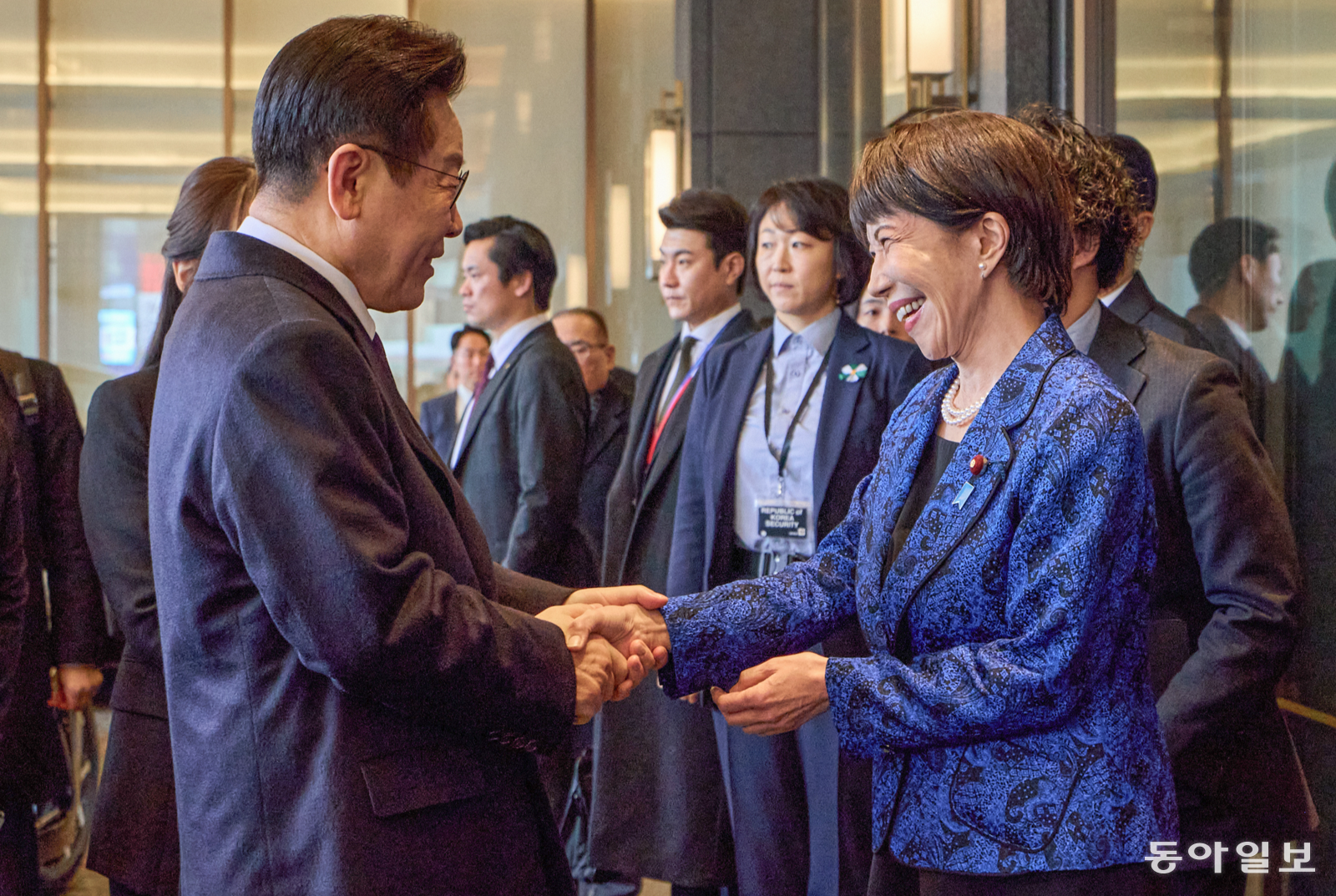 다카이치 영접  다카이치 사나에 일본 총리가 13일 일본 나라현의 한 호텔에서 1박2일 일정으로 일본을 방문 중인 이재명 대통령을 영접하고 있다. 송은석 기자 silverstone@donga.com