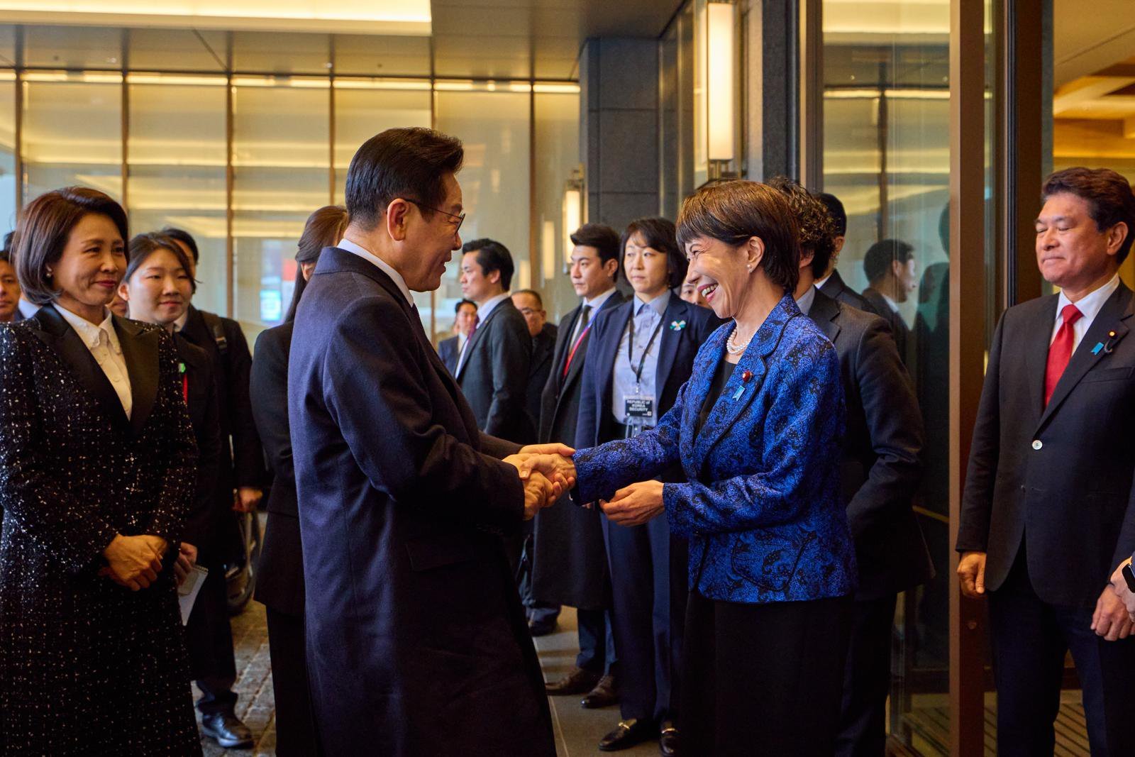 다카이치 사나에 일본 총리가 13일 일본 나라현의 한 호텔에서 1박2일 일정으로 일본을 방문 중인 이재명 대통령을 영접하고 있다. 2026.1.13 송은석 기자 silverstone@donga.com