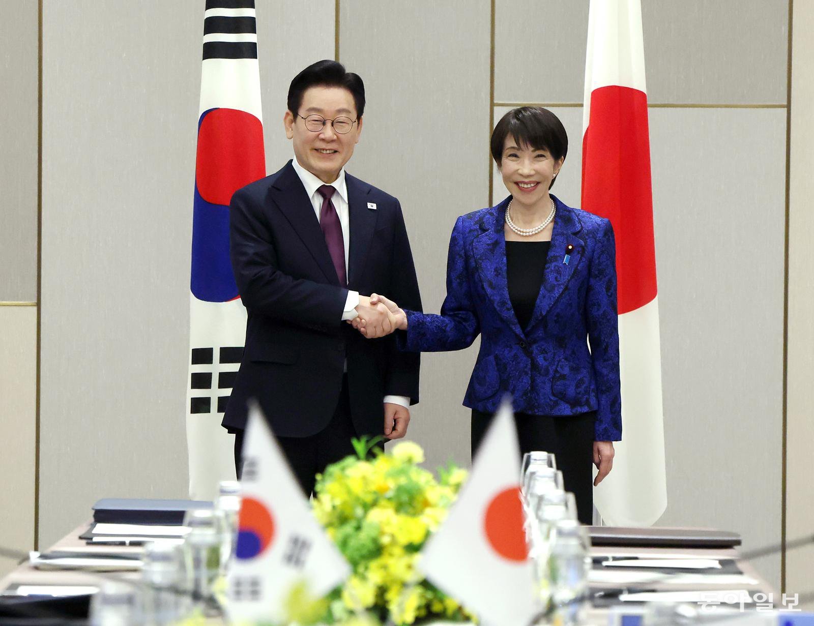 이재명 대통령과 다카이치 사나에 일본 총리가 13일(현지 시간) 나라현 회담장에서 한일 확대 정상회담 기념촬영을 하고 있다. 2026.01.13.  송은석 기자 silverstone@donga.com