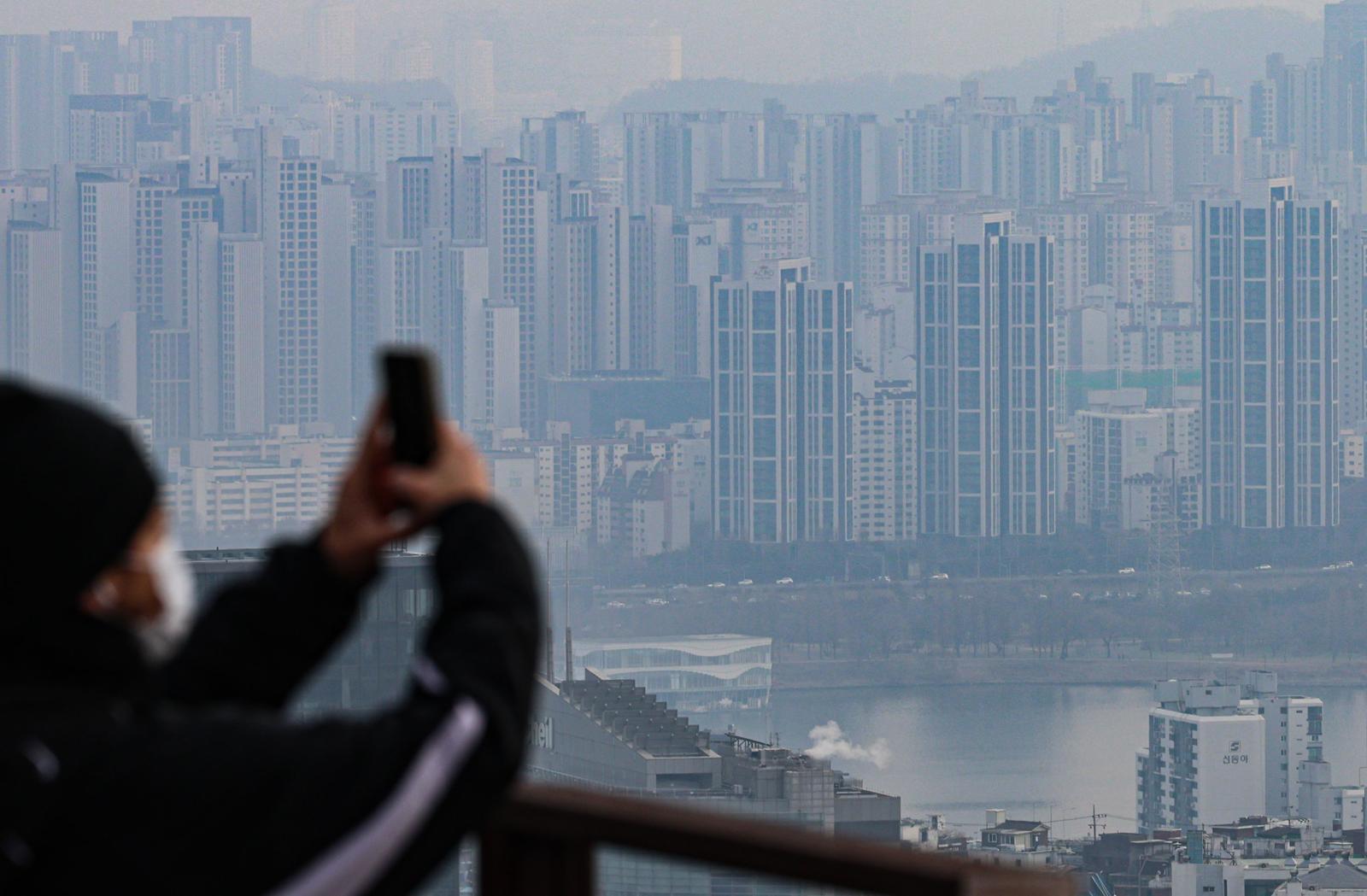사진은 서울 남산에서 바라본 아파트 단지 모습.  뉴스1
