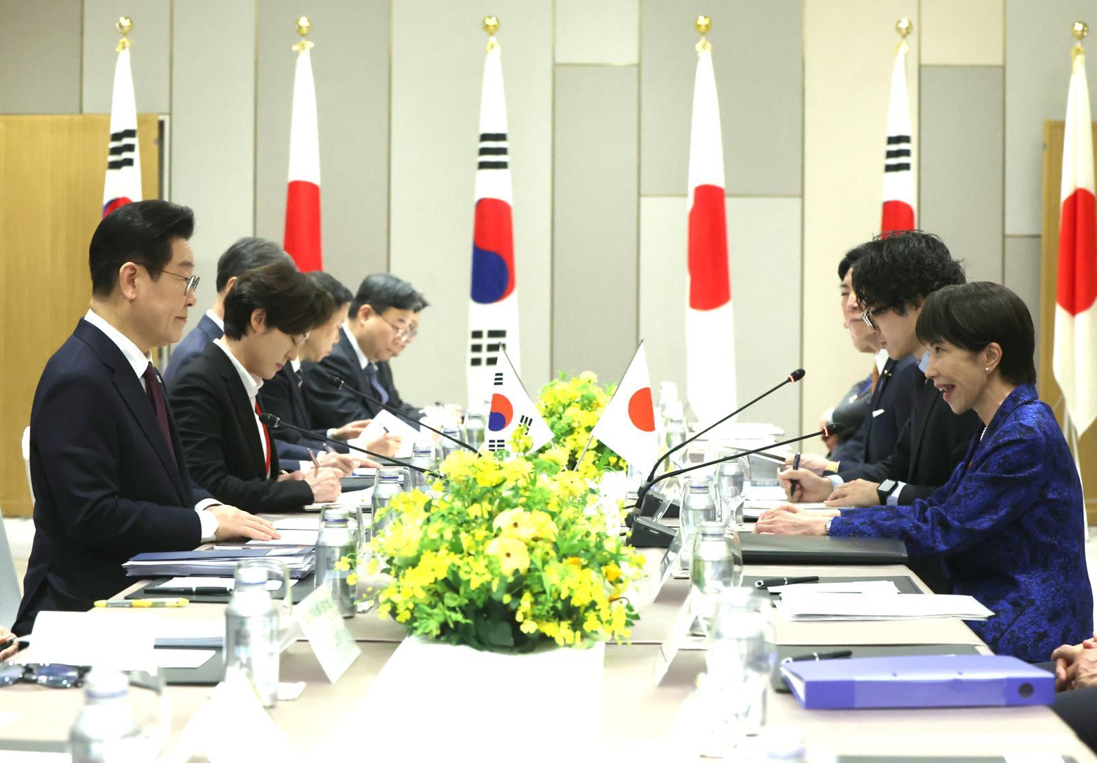 이재명 대통령과 다카이치 사나에 일본 총리가 13일 일본 나라현 회담장에서 확대정상회담을 하고 있다. 2026.1.13 청와대사진기자단