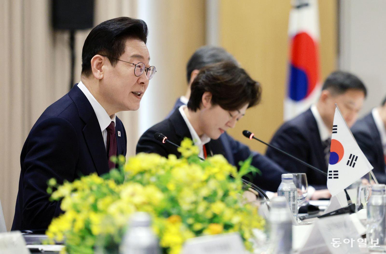 이재명 대통령이 13일 일본 나라현 회담장에서 열린 다카이치 사나에 일본 총리와의 확대정상회담에서 모두발언을 하고 있다. 2026.1.13 청와대사진기자단

			송은석 기자 silverstone@donga.com