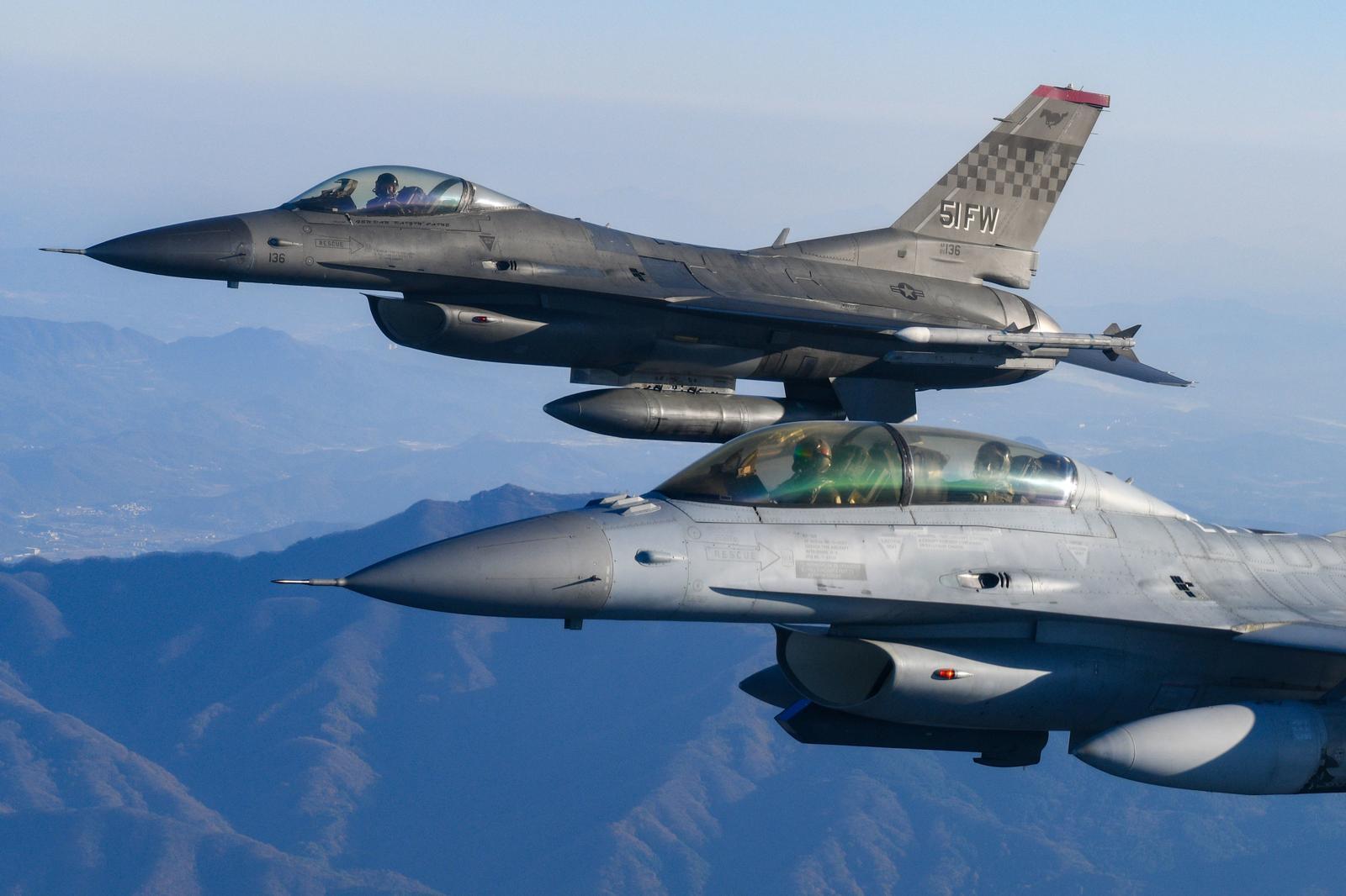 한미 합참의장이 탑승한 KF-16전투기(앞)와 F-16전투기(뒤)가 지난해 11월 3일 춘천 인근 상공을 비행하고 있다. 뉴스1