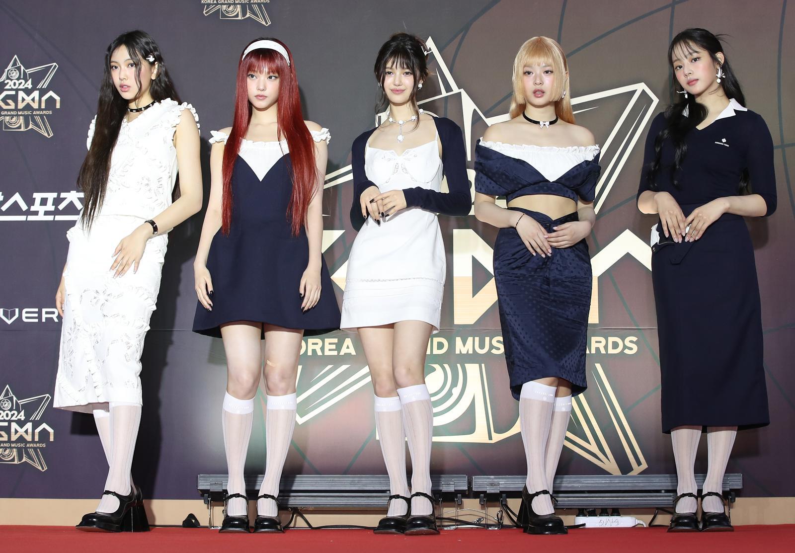 그룹 뉴진스가 16일 오후 인천의 한 공연장에서 열린 ‘제1회 코리아 그랜드 뮤직 어워즈(2024 KGMA)’ 레드카펫 행사에 참석해 포즈를 취하고 있다. 2024.11.16/뉴스1