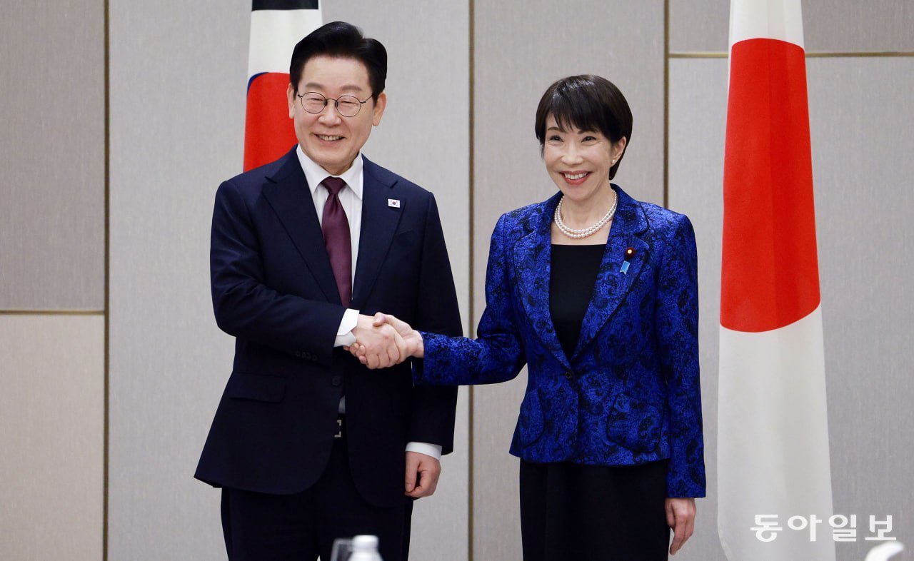 이재명 대통령과 다카이치 사나에 일본 총리가 13일 일본 나라현 회담장에서 열린 한일정상회담에 앞서 악수하고 있다.  송은석 기자 silverstone@donga.com